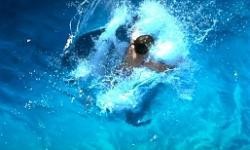 hier ist Bild zu sehen: Ein Kind springt ins Wasser  hier ist Bild zu sehen: Ein Kind springt ins Wasser