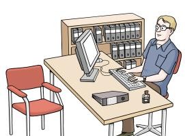 Hier ist ein Mann in seinem Büro am Schreibtisch und Computer zu sehen.