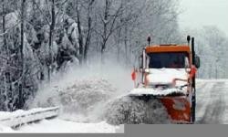 Hier ist ein Bild zu sehen: Schneepflug der Schnee wegräumt