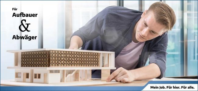 Hier ist ein Bild von einem Mann, der sich über ein Architekturmodell beugt und es mit einem kleinen Holzklotz ergänzt. Das Modell ist ein zweistöckiges Gebäude mit einer aufwändigen Fassade. Im Hintergrund ist der Schriftzug "Für Aufbauer & Abwäger" zu sehen. Hier ist ein Bild von einem Mann, der sich über ein Architekturmodell beugt und es mit einem kleinen Holzklotz ergänzt. Das Modell ist ein zweistöckiges Gebäude mit einer aufwändigen Fassade. Im Hintergrund ist der Schriftzug "Für Aufbauer & Abwäger" zu sehen.