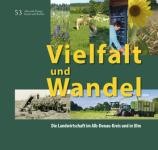 Hier ist der Buchumschlag des Landwirtschaftsbuch zu sehen. Schriftzug: Vielfalt und Wandel. Die Landwirtschaft im Alb-Donau-Kreis und in Ulm. Im Hintergrund sind ein paar Bilder verschiedener Landwirtschaften zu sehen. 
