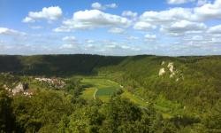 Hier ist ein Landschaftsbild von Blaubeuren zu sehen.