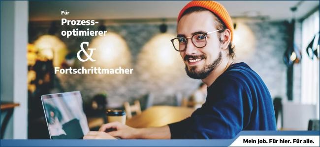 Hier ist ein Bild von einem Mann mit Bart, Brille und orangener Mütze zu sehen. Er sitzt an einem Tisch, lächelt und schaut über seine linke Schulter in die Kamera, während er an einem Laptop arbeitet. Im Hintergrund ist der Schriftzug "Für Prozessoptimierer & Fortschrittmacher" zu sehen. Hier ist ein Bild von einem Mann mit Bart, Brille und orangener Mütze zu sehen. Er sitzt an einem Tisch, lächelt und schaut über seine linke Schulter in die Kamera, während er an einem Laptop arbeitet. Im Hintergrund ist der Schriftzug "Für Prozessoptimierer & Fortschrittmacher" zu sehen.