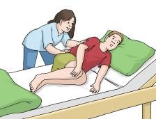 Hier ist ein Bild zu sehen von einem Patienten der seitlich im Bett liegt. Die Pflegerin steht seitlich am Bettrand und hilft ihm beim um drehen.