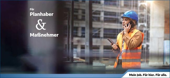 Hier ist ein Bild einer Frau mit blauem Helm und orangefarbener Warnweste, die telefoniert und ein Tablet hält. Im Hintergrund ist ein Rohbau zu sehen. Links im Bild steht "Für Planhaber & Maßnehmer", und unter dem Bild befindet sich ein blauer Balken mit dem Text "Mein Job. Für hier. Für alle." Hier ist ein Bild einer Frau mit blauem Helm und orangefarbener Warnweste, die telefoniert und ein Tablet hält. Im Hintergrund ist ein Rohbau zu sehen. Links im Bild steht "Für Planhaber & Maßnehmer", und unter dem Bild befindet sich ein blauer Balken mit dem Text "Mein Job. Für hier. Für alle."