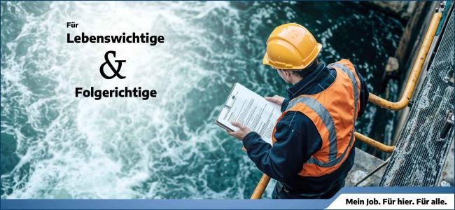 Hier ist ein Bild von einem Mann, der eine gelbe Schutzhelm und eine orange Sicherheitsweste trägt. Er steht an einem Abgrund, der mit Wasser gefüllt ist und liest ein Klemmbrett. Im Hintergrund ist in grossen Lettern der Schriftzug "Für Lebenswichtige & Folgerichtige" zu lesen. Hier ist ein Bild von einem Mann, der eine gelbe Schutzhelm und eine orange Sicherheitsweste trägt. Er steht an einem Abgrund, der mit Wasser gefüllt ist und liest ein Klemmbrett. Im Hintergrund ist in grossen Lettern der Schriftzug "Für Lebenswichtige & Folgerichtige" zu lesen.