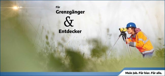 Hier ist ein Bild einer Frau mit blauem Helm und orangefarbener Warnweste, die durch ein Vermessungsgerät blickt. Sie steht in einer Landschaft mit hohem Gras. Oben links im Bild steht "Für Grenzgänger & Entdecker", und unter dem Bild befindet sich ein blauer Balken mit dem Text "Mein Job. Für hier. Für alle." Hier ist ein Bild einer Frau mit blauem Helm und orangefarbener Warnweste, die durch ein Vermessungsgerät blickt. Sie steht in einer Landschaft mit hohem Gras. Oben links im Bild steht "Für Grenzgänger & Entdecker", und unter dem Bild befindet sich ein blauer Balken mit dem Text "Mein Job. Für hier. Für alle."