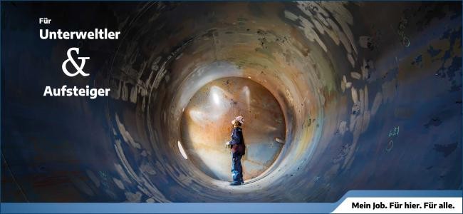 Hier ist ein Bild von einem Arbeiter, der in einem riesigen, metallischen Rohr steht, mit Schutzkleidung und Helm, und nach oben blickt. Die Innenseite des Rohrs ist verfärbt und weist verschiedene Markierungen auf. Im Vordergrund steht der Text "Für Unterweltler & Aufsteiger". Hier ist ein Bild von einem Arbeiter, der in einem riesigen, metallischen Rohr steht, mit Schutzkleidung und Helm, und nach oben blickt. Die Innenseite des Rohrs ist verfärbt und weist verschiedene Markierungen auf. Im Vordergrund steht der Text "Für Unterweltler & Aufsteiger".