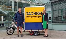 Hier ist ein Foto zu sehen von Werner Kammerer von der Firma veloCARRIER GmbH Ulm und Dr. Katrin Schmidtke, Fachdienstleiterin Verkehr und Mobilität, mit dem Lastenrad vor dem Landratsamt Alb-Donau-Kreis.