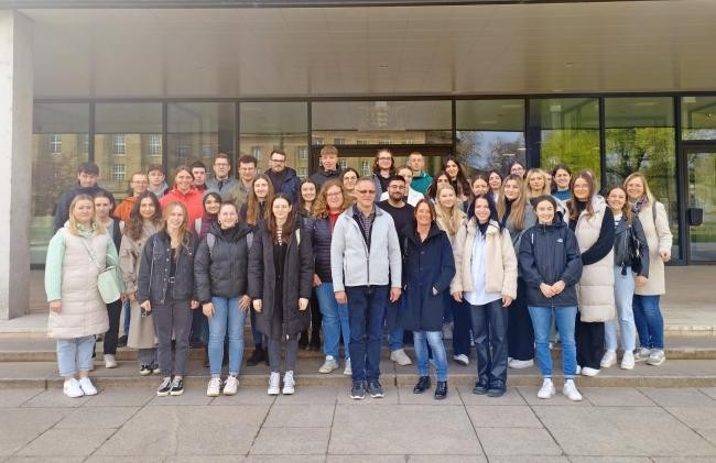 Auf diesem Bild ist die Gruppe zu sehen, die zur Exkursion in Stuttgart war.