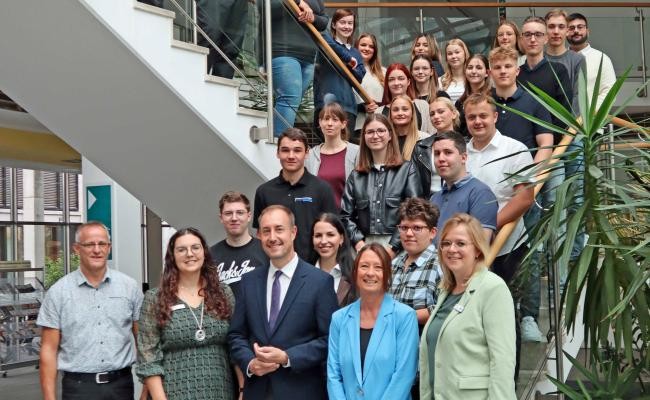 Die 24 neuen Auszubildenden werden vom Stellvertretenden Landrat Markus Möller begrüßt