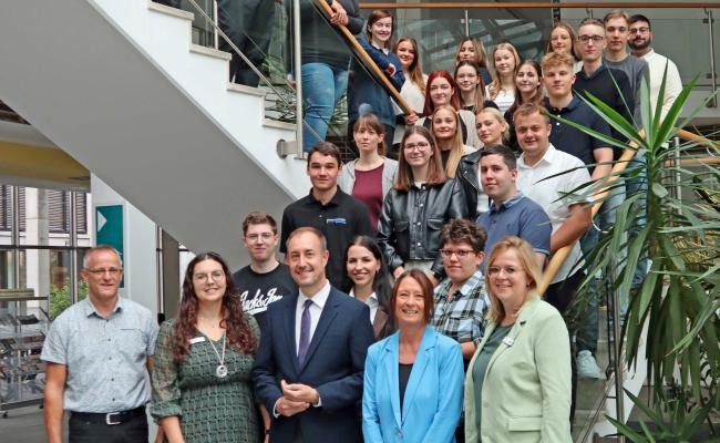 Die 24 neuen Auszubildenden werden vom Stellvertretenden Landrat Markus Möller begrüßt Die 24 neuen Auszubildenden werden vom Stellvertretenden Landrat Markus Möller begrüßt
