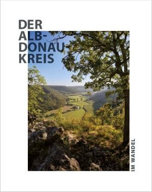 Hier ist der Buchtitel "Der Alb-Donau-Kreis im Wandel" mit einem Landschaftsbild auf dem Cover zu sehen.