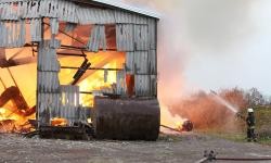 Hier ist ein Foto von einem brennenden Stall zu sehen.
