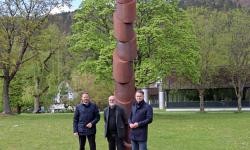 Das Bild zeigt die Skulptur "Blaubeurer Säule" im Stadtpark. Davor stehen Landrat Heiner Scheffold, Jürgen Knubben und Bürgermeister Jörg Seibold