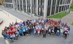 Gruppenbild der Preisträgerinnen und Preisträger vor dem Landratsamt Alb-Donau-Kreis