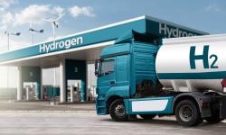 Das Bild zeigt eine Simulation einer Wasserstoff-Tankstelle mit einem Tankfahrzeug im Vordergrund