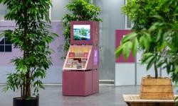 Das Bild steigt eine Ausstellungsstelle mit Monitor.