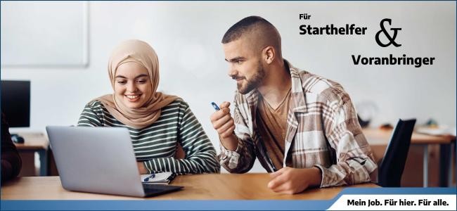 Hier ist ein Bild von einer Frau mit Hidschab und einem Mann, die zusammen an einem Laptop sitzen. Sie lächeln und scheinen an einem Projekt zu arbeiten. Oben rechts im Bild steht "Für Starthelfer & Voranbringer", und unter dem Bild befindet sich ein blauer Balken mit dem Text "Mein Job. Für hier. Für alle." Hier ist ein Bild von einer Frau mit Hidschab und einem Mann, die zusammen an einem Laptop sitzen. Sie lächeln und scheinen an einem Projekt zu arbeiten. Oben rechts im Bild steht "Für Starthelfer & Voranbringer", und unter dem Bild befindet sich ein blauer Balken mit dem Text "Mein Job. Für hier. Für alle."