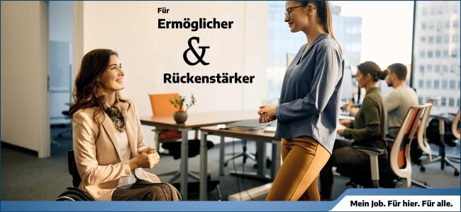 Hier ist ein Bild von zwei Frauen in einem Büro, die sich gegenüber sitzen und unterhalten, während im Hintergrund andere Menschen an ihren Tischen arbeiten. Eine der Frauen sitzt im Rollstuhl. Im Hintergrund ist der Schriftzug "Für Ermöglicher & Rückenstärker" zu sehen. Hier ist ein Bild von zwei Frauen in einem Büro, die sich gegenüber sitzen und unterhalten, während im Hintergrund andere Menschen an ihren Tischen arbeiten. Eine der Frauen sitzt im Rollstuhl. Im Hintergrund ist der Schriftzug "Für Ermöglicher & Rückenstärker" zu sehen.