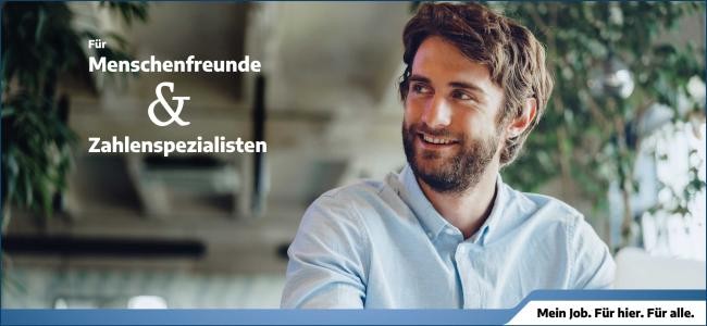 Hier ist ein Bild von einem lächelnden Mann mit braunen Haaren und Bart, der ein hellblaues Hemd trägt. Er schaut nach rechts. Im Hintergrund ist der Text "Für Menschenfreunde & Zahlenspezialisten" zu sehen. Hier ist ein Bild von einem lächelnden Mann mit braunen Haaren und Bart, der ein hellblaues Hemd trägt. Er schaut nach rechts. Im Hintergrund ist der Text "Für Menschenfreunde & Zahlenspezialisten" zu sehen.