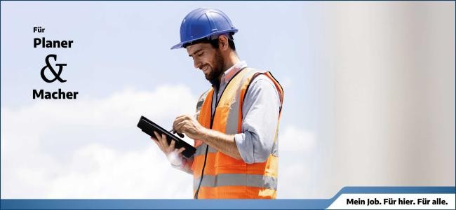 Hier ist ein Bild von einem Bauarbeiter mit blauem Helm und orangefarbener Warnweste, der ein Tablet bedient und lächelt. Im Hintergrund ist ein heller Himmel zu sehen. Links im Bild steht "Für Planer & Macher", und unter dem Bild befindet sich ein blauer Balken mit dem Text "Mein Job. Für hier. Für alle." Hier ist ein Bild von einem Bauarbeiter mit blauem Helm und orangefarbener Warnweste, der ein Tablet bedient und lächelt. Im Hintergrund ist ein heller Himmel zu sehen. Links im Bild steht "Für Planer & Macher", und unter dem Bild befindet sich ein blauer Balken mit dem Text "Mein Job. Für hier. Für alle."