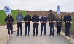 Auf dem Bild sind die Vertreterinnen und Vertreter der Landkreise und der betreffenden Gemeinden zu sehen. Sie stehen auf der dem neuen Radweg und schneiden mit Scheren ein rot/weißes Band durch. Auf dem Bild sind die Vertreterinnen und Vertreter der Landkreise und der betreffenden Gemeinden zu sehen. Sie stehen auf der dem neuen Radweg und schneiden mit Scheren ein rot/weißes Band durch.