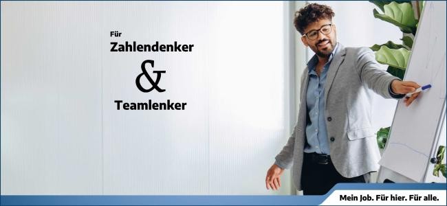 Hier ist ein Foto von einem Mann zu sehen, der in einem Büro an einem Whiteboard steht. Er trägt ein hellblaues Hemd, einen grauen Blazer, eine schwarze Hose und eine schwarze Gürtelschnalle. Der Mann trägt eine Brille und lächelt, während er mit einem blauen Marker etwas auf das Whiteboard schreibt; neben dem Board steht eine Zimmerpflanze. Hier ist ein Foto von einem Mann zu sehen, der in einem Büro an einem Whiteboard steht. Er trägt ein hellblaues Hemd, einen grauen Blazer, eine schwarze Hose und eine schwarze Gürtelschnalle. Der Mann trägt eine Brille und lächelt, während er mit einem blauen Marker etwas auf das Whiteboard schreibt; neben dem Board steht eine Zimmerpflanze.