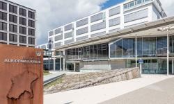 Das Bild zeigt eine Aussenansicht der Gebäude des Landratsamtes