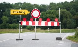 Das Bild zeigt eine gesperrte Straße und ein Umleitungsschild
