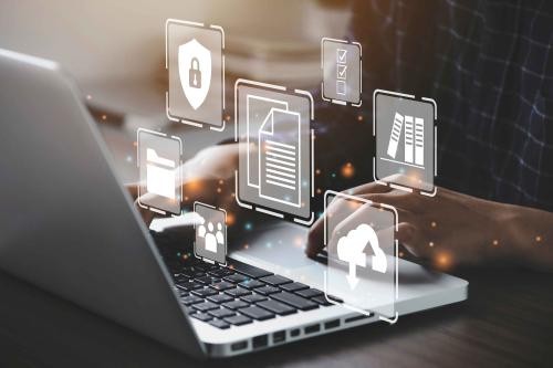 Hier sind die Hände einer Person zu sehen, die an einem Laptop arbeitet. Hier sind die Hände einer Person zu sehen, die an einem Laptop arbeitet.