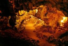 Auf dem Bild ist der Innenraum der Höhle Hohle Fels bei Schelklingen zu sehen.