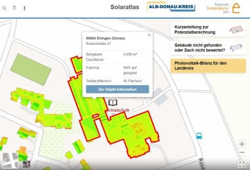 Hier ist ein Screenshot der Internetseite Solaratlas zu sehen: Eine Karte des Landkreises, die Dächer der Häuser sind grün und gelb markiert.