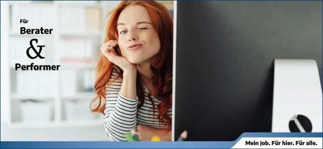 Hier ist ein Bild von einer Frau mit roten Haaren, die mit einem Auge zwinkert und ihren Kopf auf ihrer Hand abstützt. Sie trägt ein gestreiftes Oberteil und sitzt vor einem großen, schwarzen Computerbildschirm. Links im Bild steht "Für Berater & Performer", und unter dem Bild befindet sich ein blauer Balken mit dem Text "Mein Job. Für hier. Für alle." Hier ist ein Bild von einer Frau mit roten Haaren, die mit einem Auge zwinkert und ihren Kopf auf ihrer Hand abstützt. Sie trägt ein gestreiftes Oberteil und sitzt vor einem großen, schwarzen Computerbildschirm. Links im Bild steht "Für Berater & Performer", und unter dem Bild befindet sich ein blauer Balken mit dem Text "Mein Job. Für hier. Für alle."