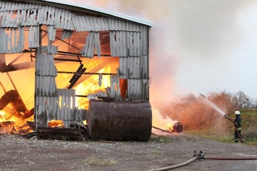 Hier ist ein Foto von einem brennenden Stall zu sehen.