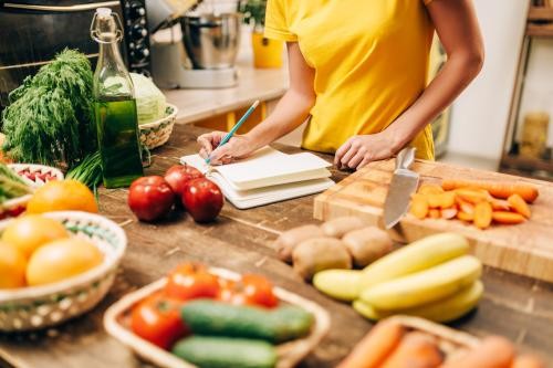 Hier ist ein Foto von einer Küchentheke zu sehen: Auf der Küchentheke liegen  verschiedene Obst und Gemüse Sorten.