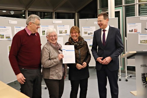 Hier ist ein Foto von Vertreterinnen und Vertreter der Ortsgruppe Blaubeuren-Seißen bei der entgegenahme der Auszeichnung von Landrat Heiner Scheffold zu sehen.