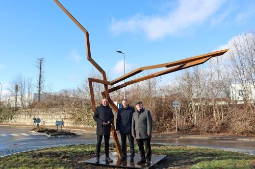 Hier ist ein Bild zu sehen: Oberbürgermeister Alexander Baumann, Landrat Heiner Scheffold und der OEW-Kunstbeauftragte Bernhard Rüth bei der Übergabe der Schad-Skulptur in Ehingen