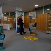 Person die sich Toolbox ansieht