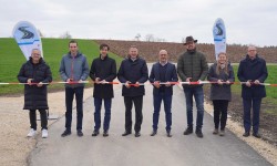 Auf dem Bild sind die Vertreterinnen und Vertreter der Landkreise und der betreffenden Gemeinden zu sehen. Sie stehen auf der dem neuen Radweg und schneiden mit Scheren ein rot/weißes Band durch. Auf dem Bild sind die Vertreterinnen und Vertreter der Landkreise und der betreffenden Gemeinden zu sehen. Sie stehen auf der dem neuen Radweg und schneiden mit Scheren ein rot/weißes Band durch.