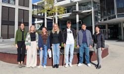 Mitarbeiterinnen des Regionalen Bildungsbüros haben gemeinsam mit den Auszubildenden und Studierenden Grünanlagen und Gehwege von Müll befreit. Mitarbeiterinnen des Regionalen Bildungsbüros haben gemeinsam mit den Auszubildenden und Studierenden Grünanlagen und Gehwege von Müll befreit.