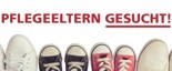 hier ist ein Bild zu sehen: mit dem Schriftzug Pflegeeltern gesucht! unter dem Schriftzug sind vier Paar Schuhe. Zwei kleinere und zwei größere.