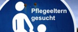 hier ist ein Bild zu sehen: Schriftzug: Pflegeeltern gesucht. hier ist ein Bild zu sehen: Schriftzug: Pflegeeltern gesucht