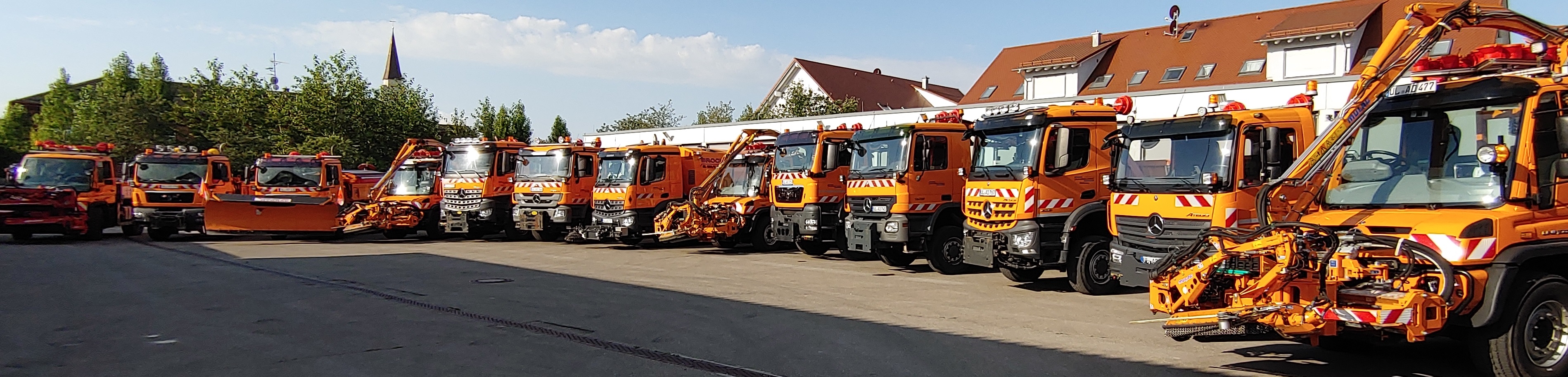 Das Bild zeigt die Fahrzeuge des Fachdienstes Straßen